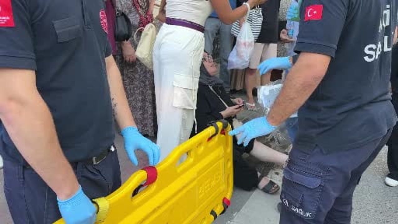 Samsun'da yolun karşısına geçmeye çalışan anneanne ve torunu otomobil çarpmasıyla yaralandı