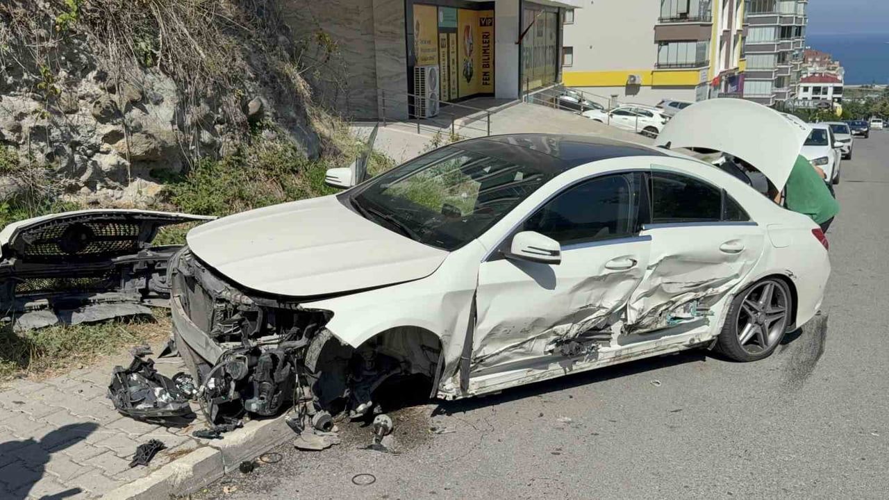 Samsun'da zincirleme çarpışmada araç bahçe duvarına çarptı