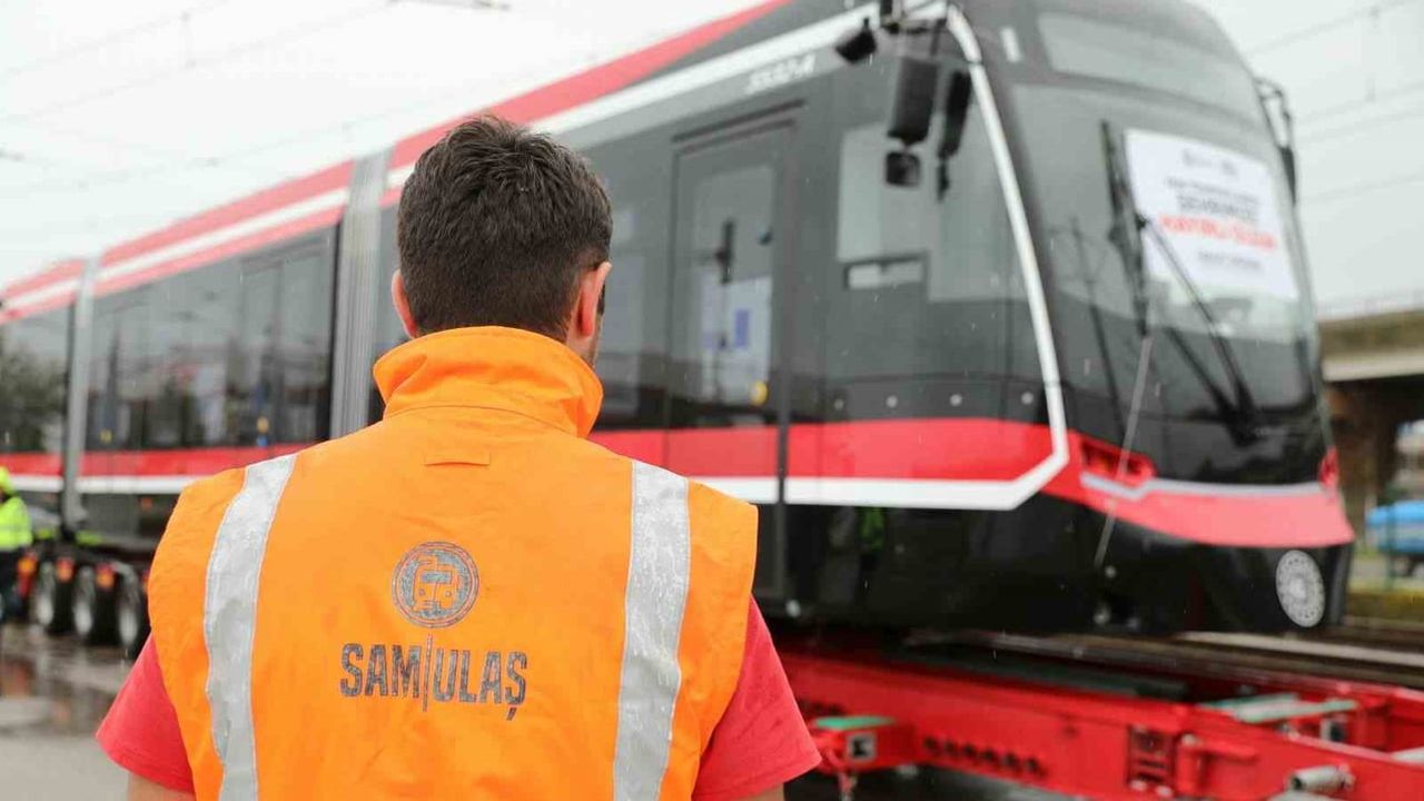 Samsun hafif raylı hattına yeni nefes: üçüncü tramvay raylara indirildi