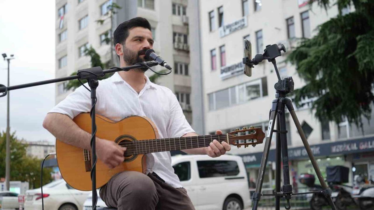 samsun meydanında şarkılarıyla hayat bulan sokak müzisyeni