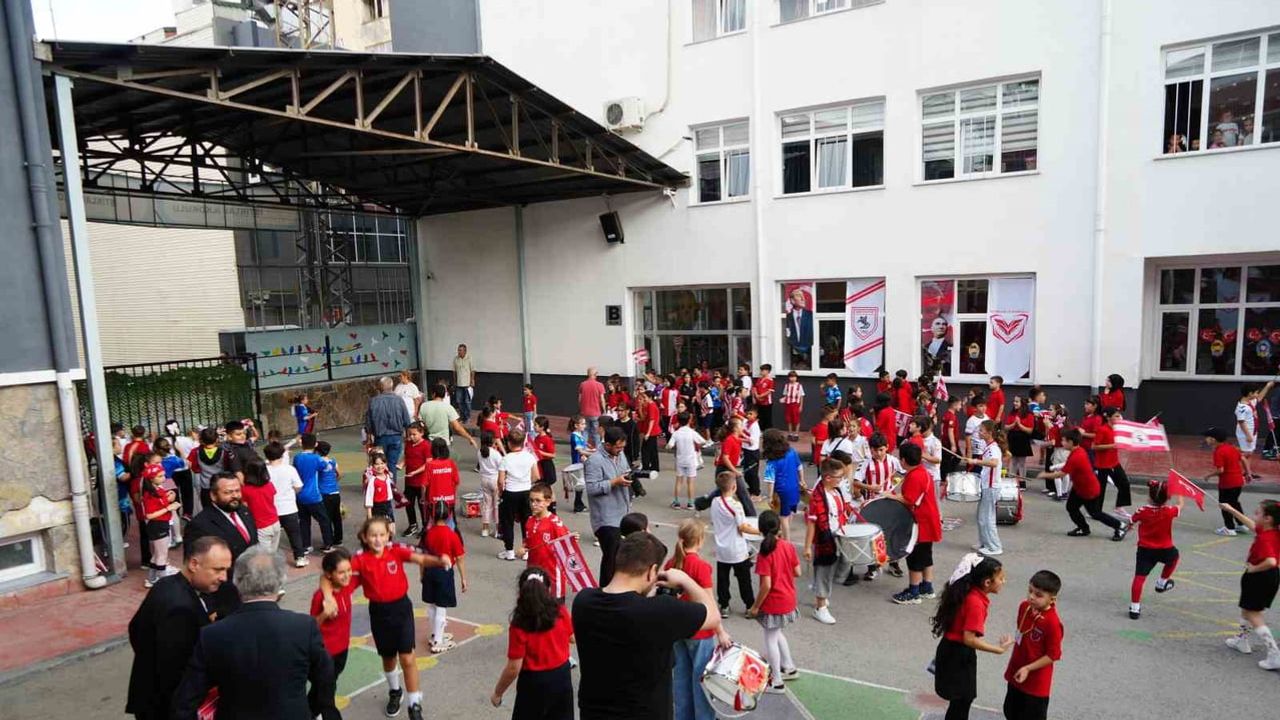 Samsunspor'dan gelecek kuşağa aidiyet dersi: ilkokullarda defter dağıtımı