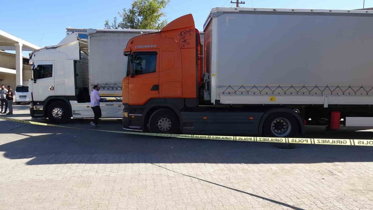 Sanayi sitesinde husumet tırla sonuçlandı: tırın altında iki araç arasında ağır yaralandı