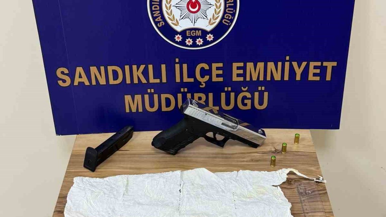 Sandıklı'da peçeteye emdirilmiş uyuşturucuyla iki kişi tutuklandı