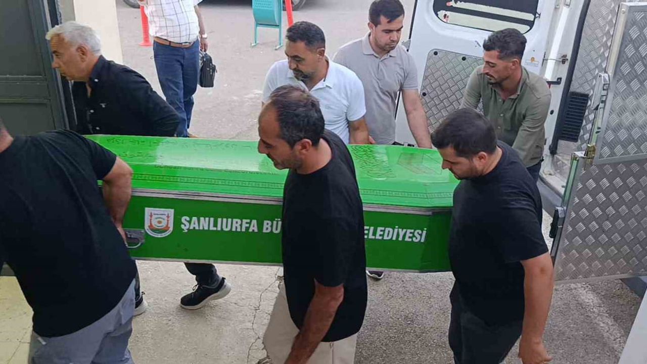 şanlıurfa-bozova yolunda aileyi vuran trafik kazasında dört kişi hayatını kaybetti