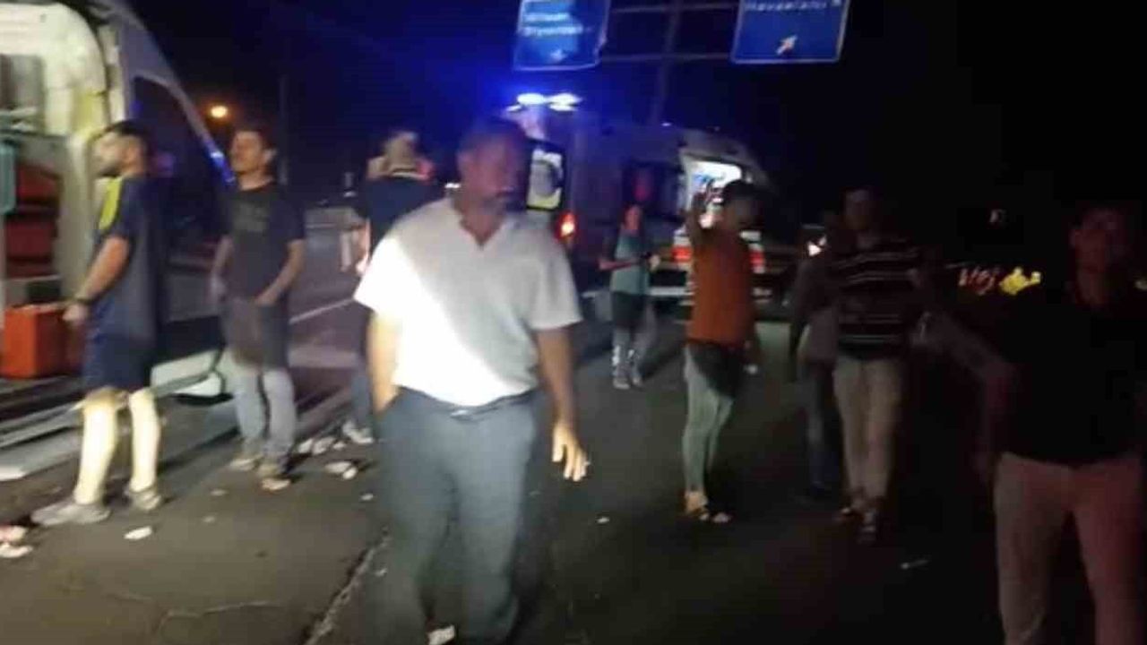 Şanlıurfa'da gece yarısı levhaların devrilmesi sonucu 7 kişi yaralandı