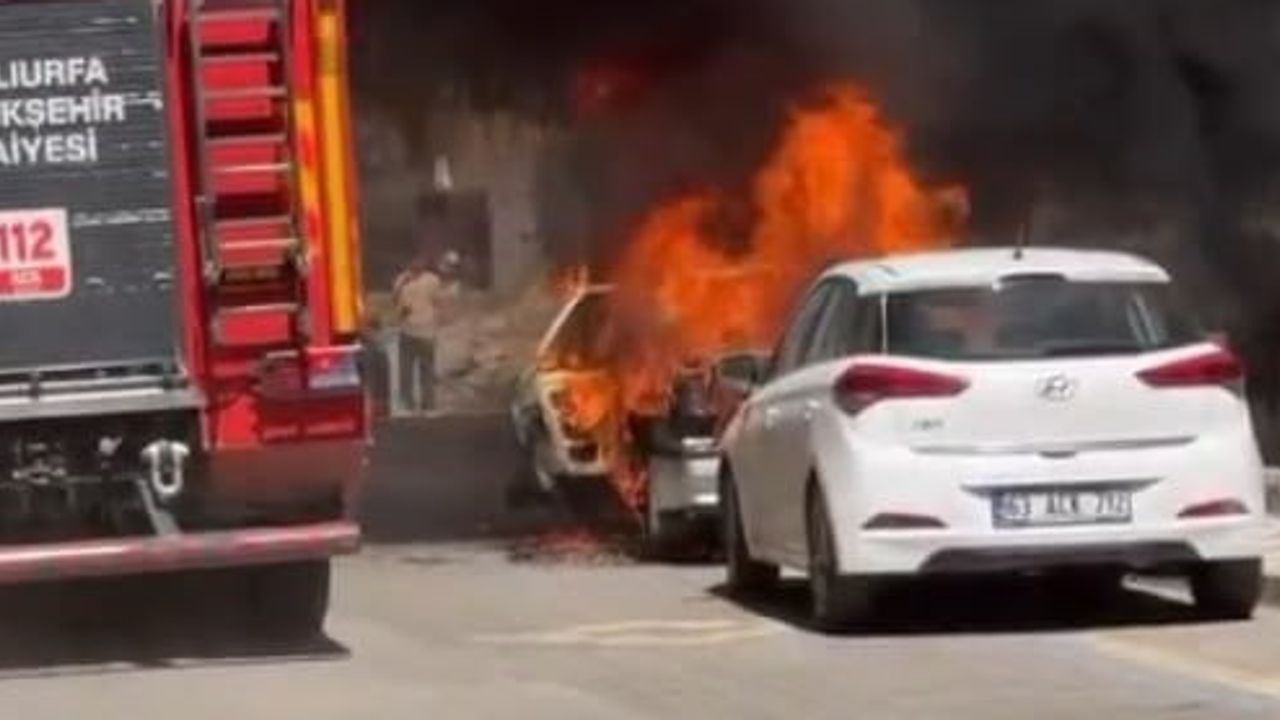 Şanlıurfa'da park halindeki otomobil alev aldı; itfaiye çevreyi korudu