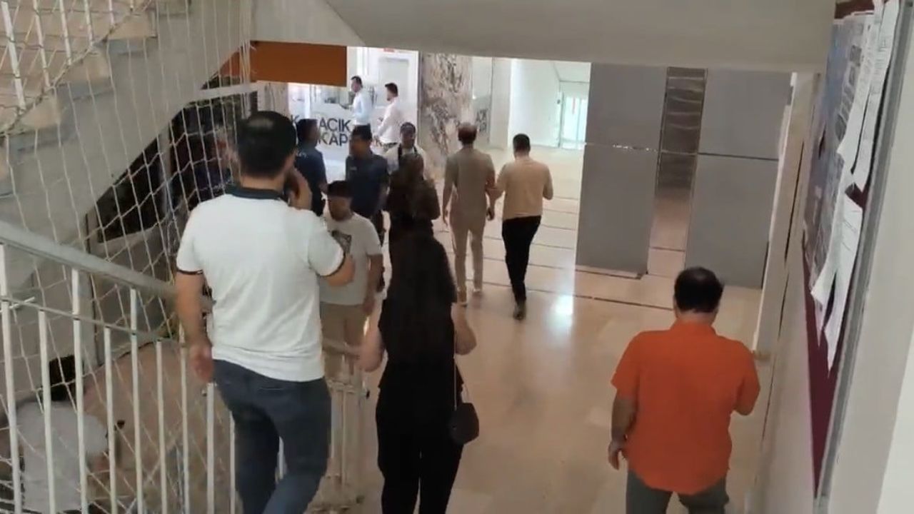Şanlıurfa merkezli 5.4 büyüklüğündeki deprem Mardin'de vatandaşları sokaklara çıkardı