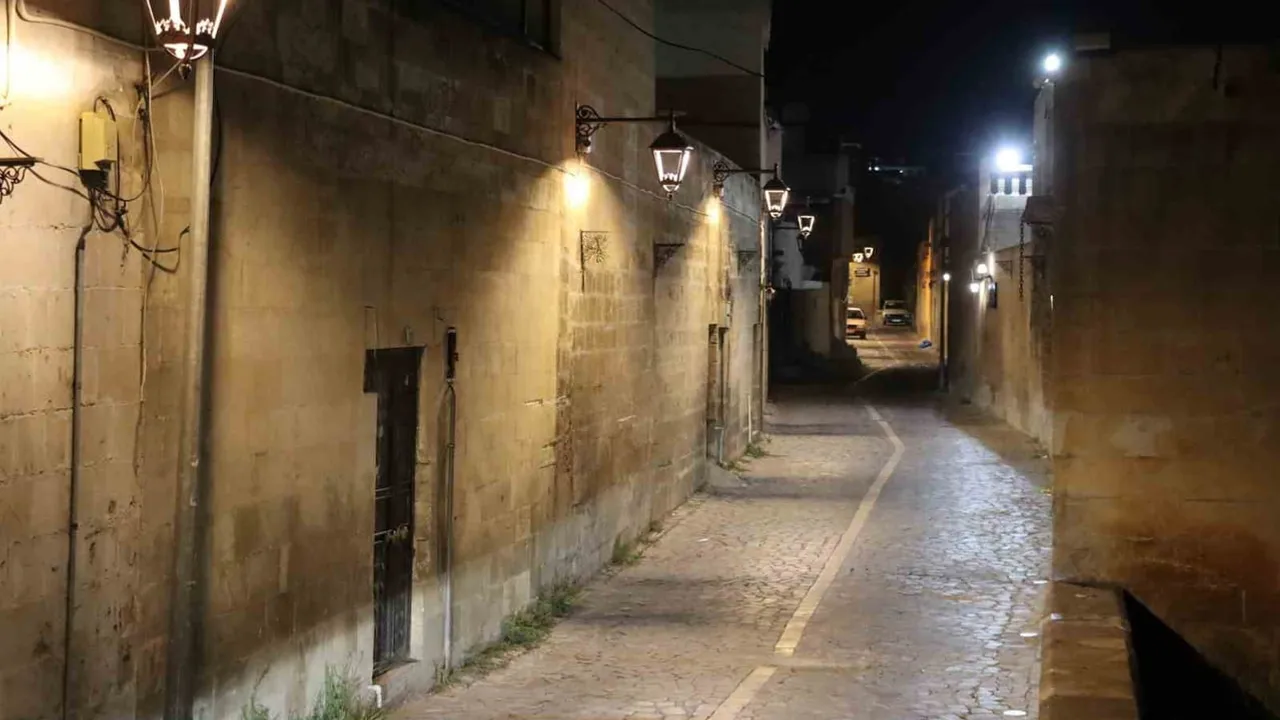 Şanlıurfa’nın tarihi dokusu gece ışıklarıyla öne çıktı