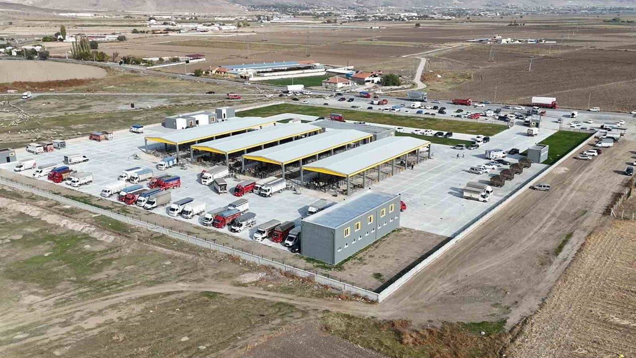 Şap tehdidine karşı Kayseri canlı hayvan pazarı faaliyetlerine ara verdi