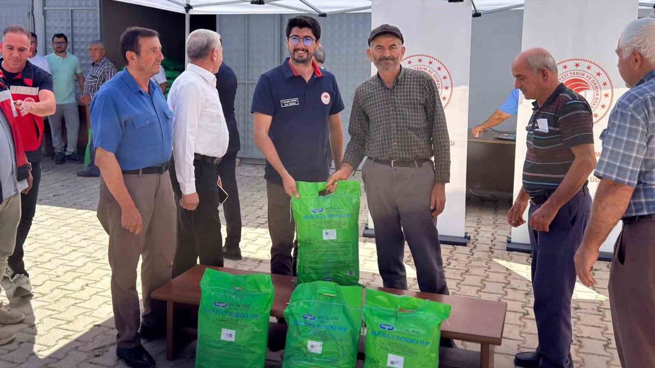 Şaphane'de meyve üretimine hibe destek: kiraz ve vişnede bordo bulamacı dağıtımı