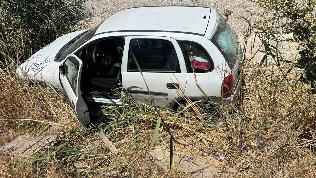 Şarampole uçan otomobilin sürücüsü Germencik'te yara almadan kurtuldu