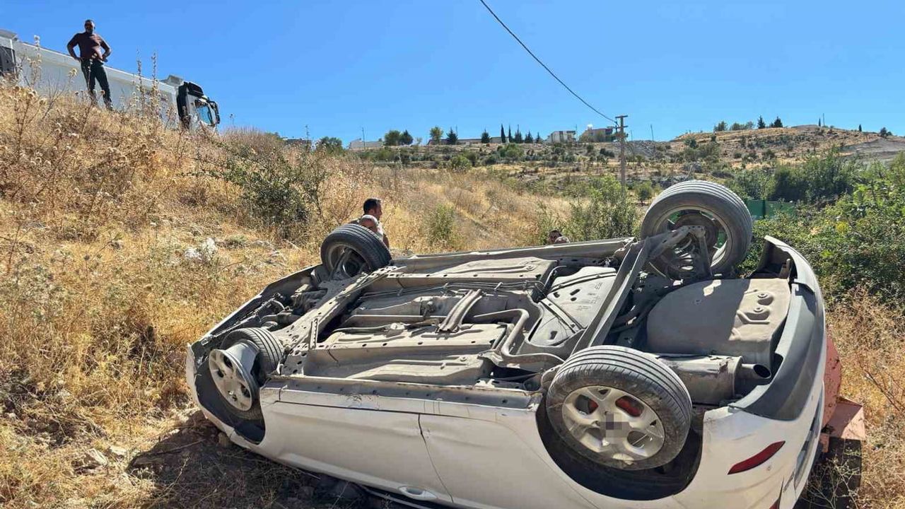 Şarampole yuvarlanan otomobil iki kişiyi hastaneye gönderdi