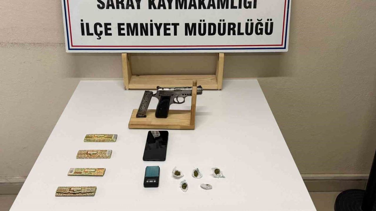Saray'daki ev baskınında ruhsatsız tabanca ve satışa hazır uyuşturucu bulundu