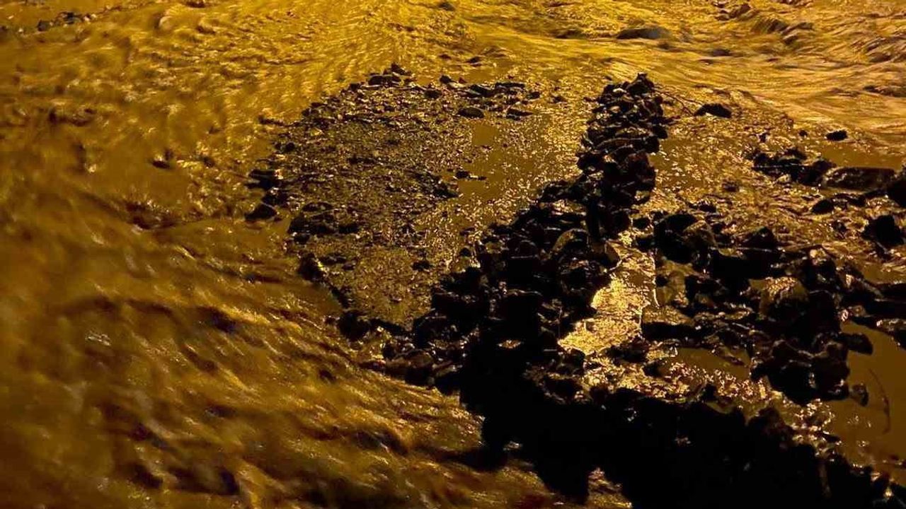 Saraycık'ta kısa süreli sağanak taşkına yol açtı, ekipler müdahale ediyor