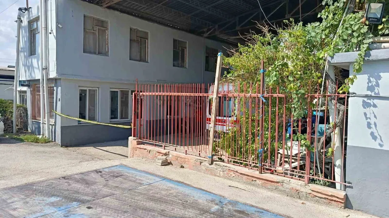 Sarıçam'da ziraat işletmesi sahibinin yazıhanesinde silahla hayatını kaybetmesi inceleniyor