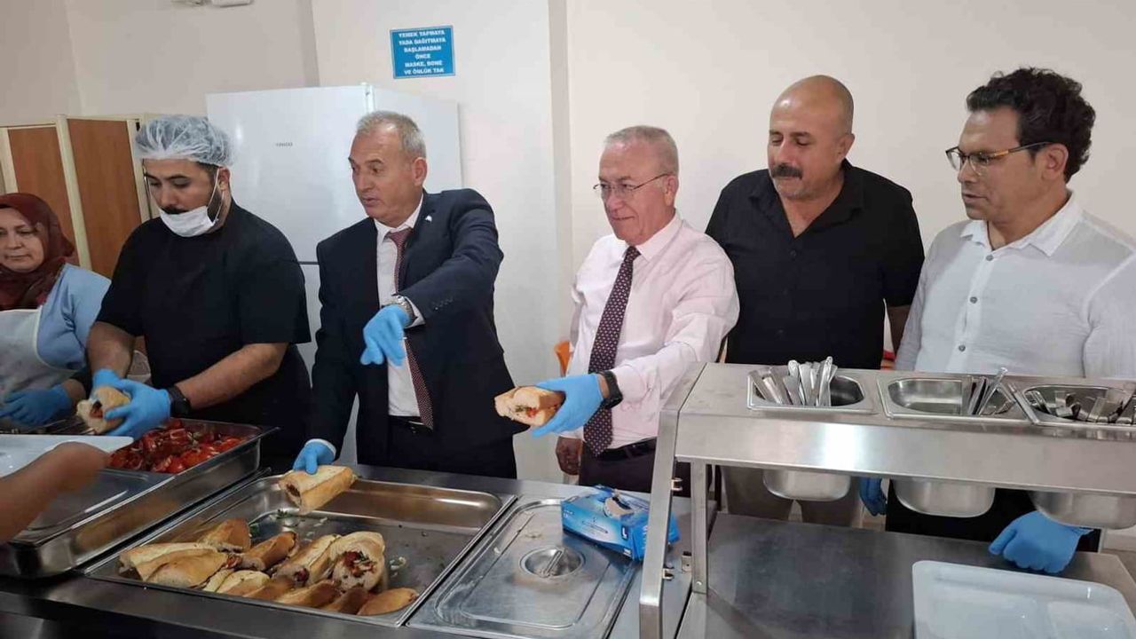 Sarıgöl'de müdür kepçeyle pansiyon öğrencilerinin akşamını paylaştı