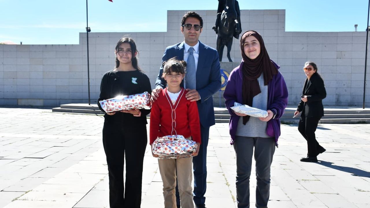 Sarıkamış'ta ilköğretim haftası: Kafkas dansından şiirlere öğrenciler sahne aldı