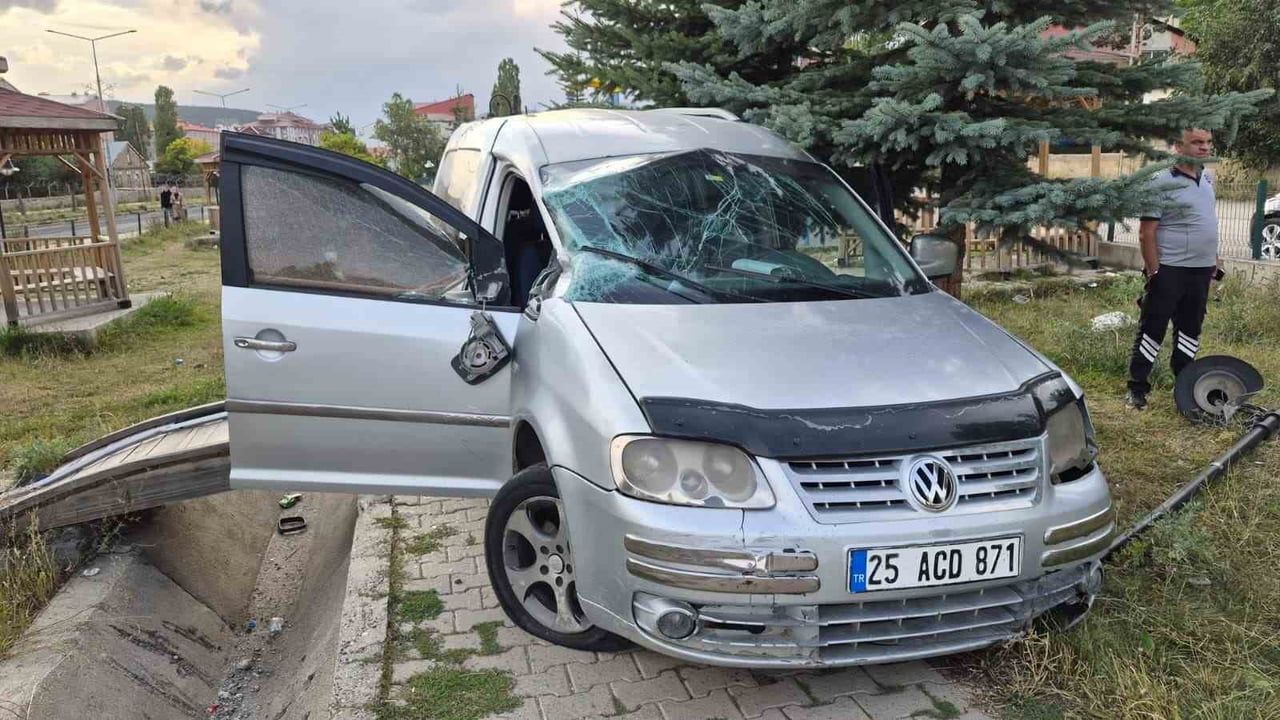Sarıkamış'ta kontrolden çıkan hafif ticari araç parkta takla attı