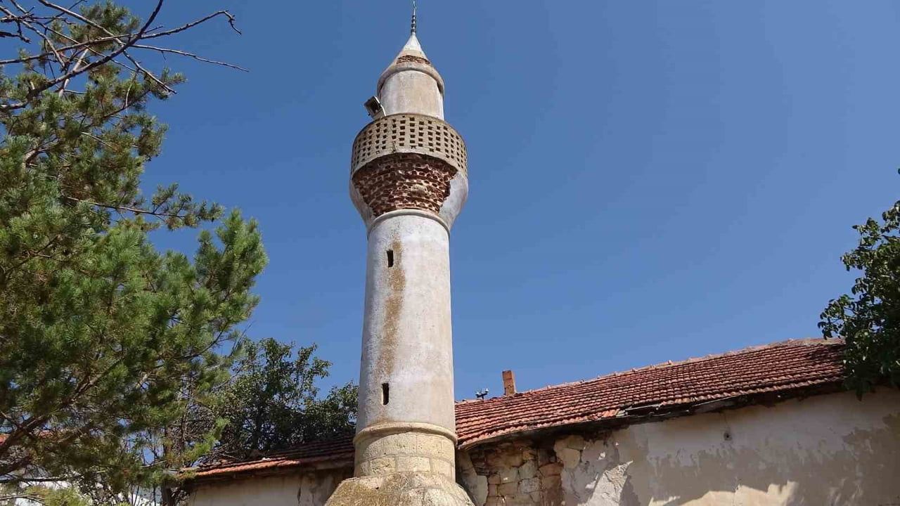 Sarıkaya’da kırlangıç tavanlı asırlık cami kaderini bekliyor