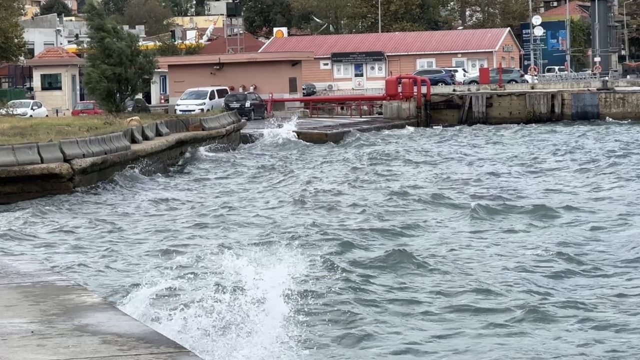 Sarıyer'de kuzey ve kuzeydoğu rüzgarları denizi hareketlendirdi
