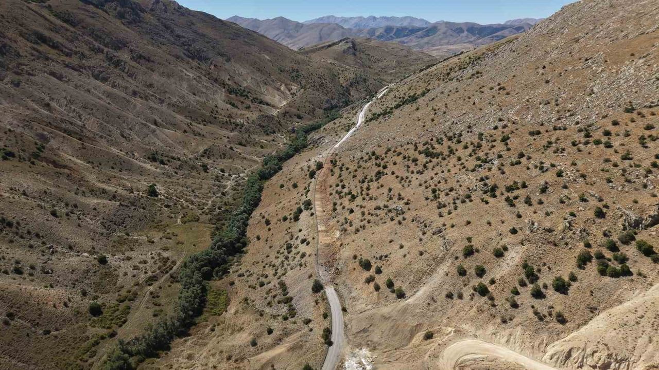 Sarız’da 1,3 kilometrelik grup yolunda kontrollü patlatmayla ulaşım güvenliği artırılıyor