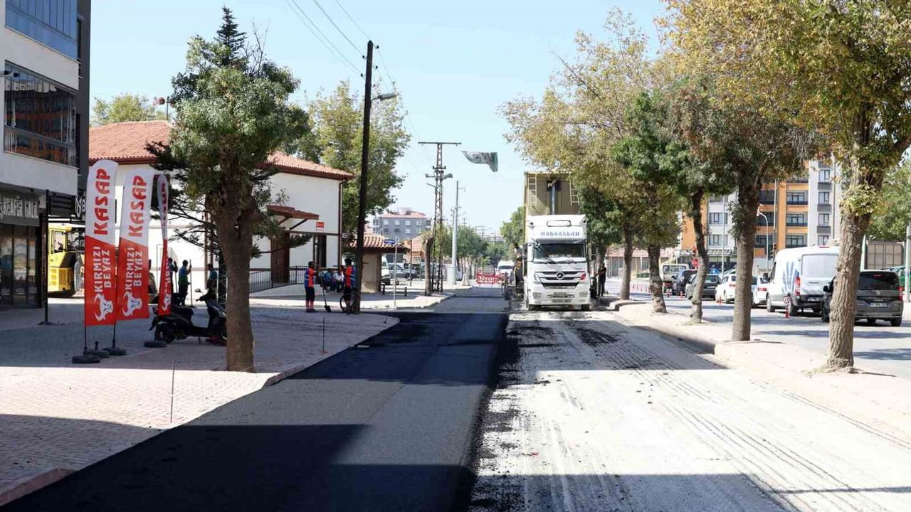 Sedirler Caddesi’nde 800 metrelik güzergahın yenilenmesi sürüyor