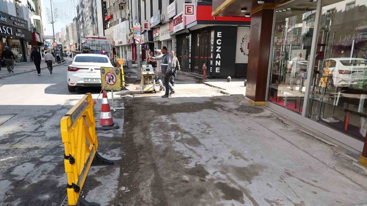 Şehir merkezinde yayalar için 2 kilometrelik bazalt taşı düzenlemesi