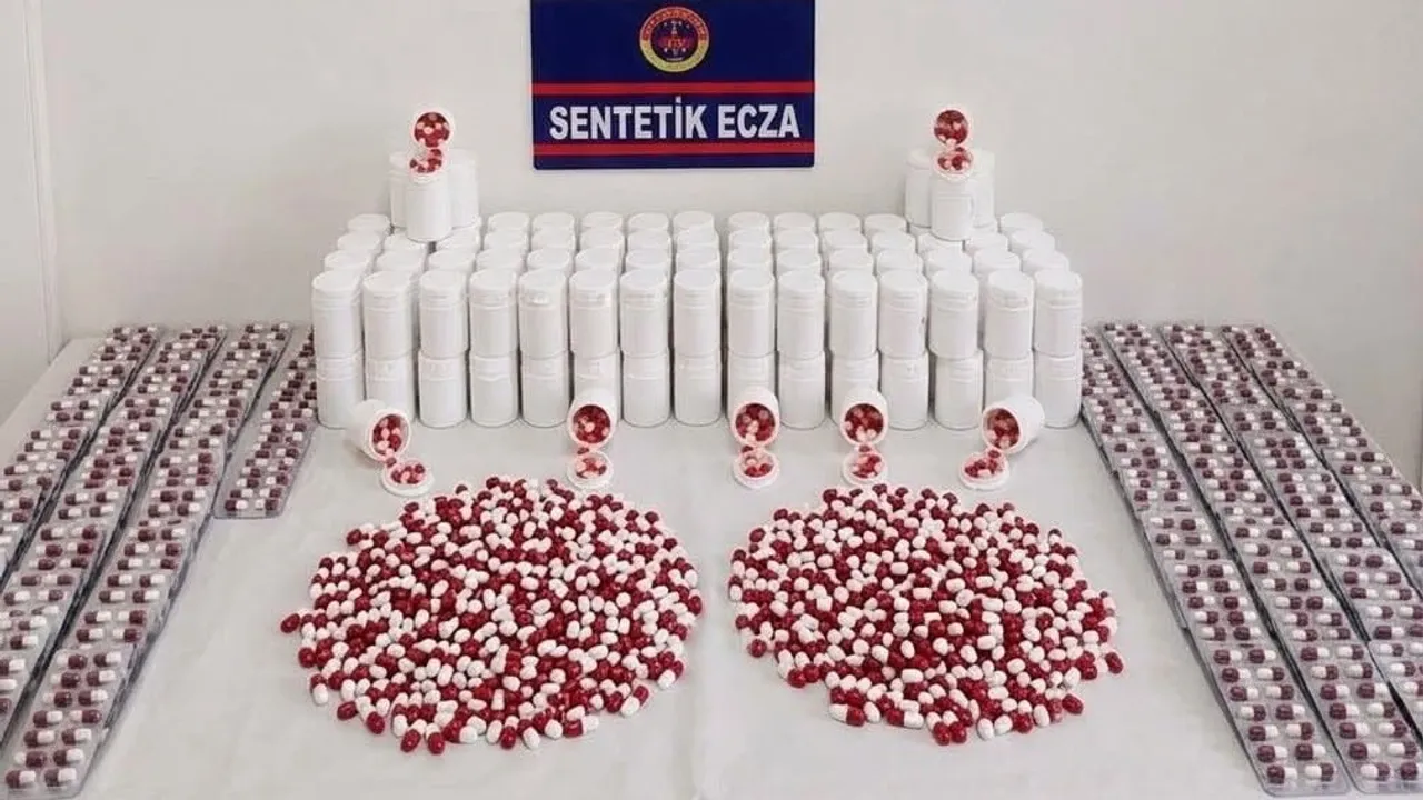 Şehzadeler'de evde zulalanmış 11 bin 214 sentetik hap ele geçirildi