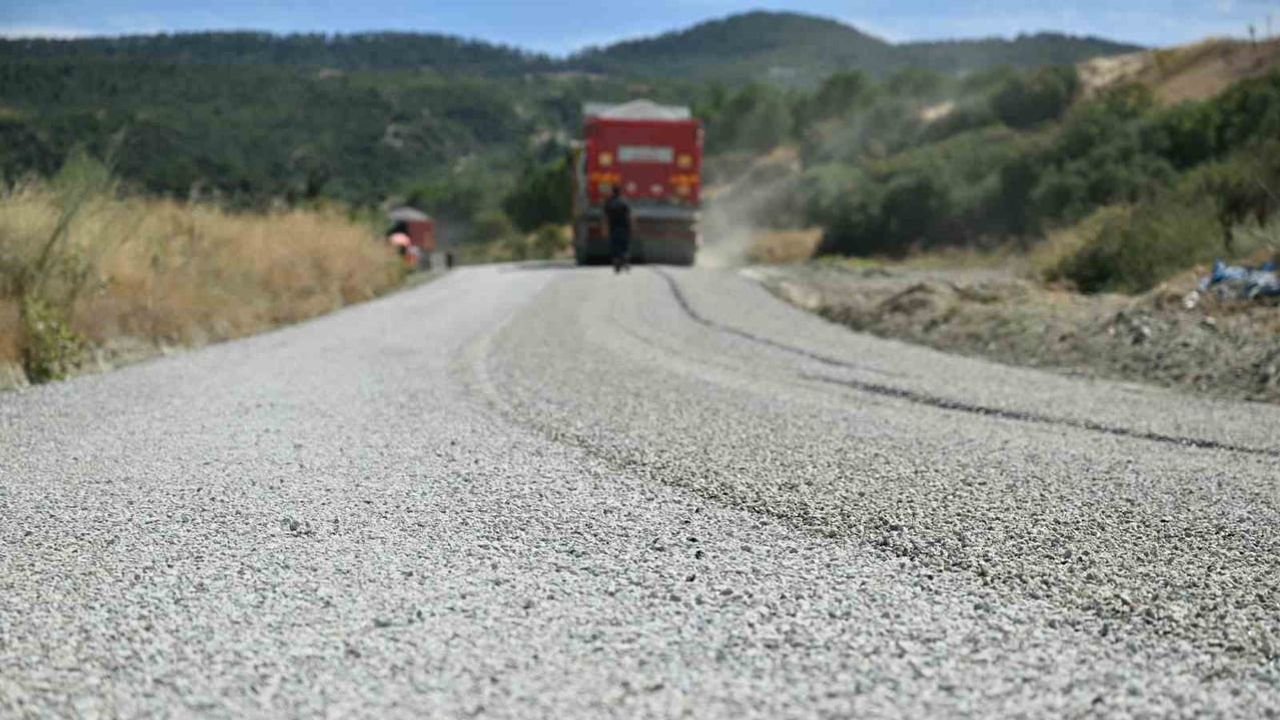 Selendi'de 26 yıl sonra bağlantı yolu çift katlı asfaltla yenileniyor