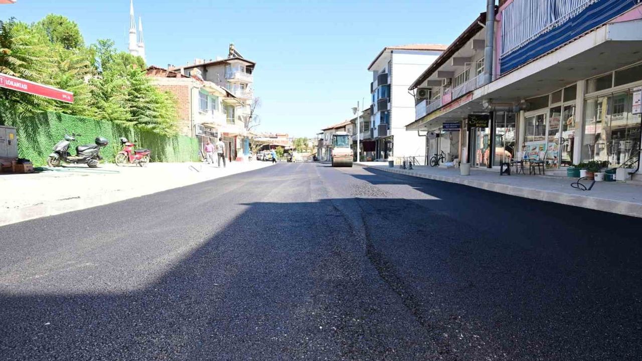 Selendi'de Atatürk Caddesi yenileniyor: çift şeritli yol ve sıcak asfalt çalışması: