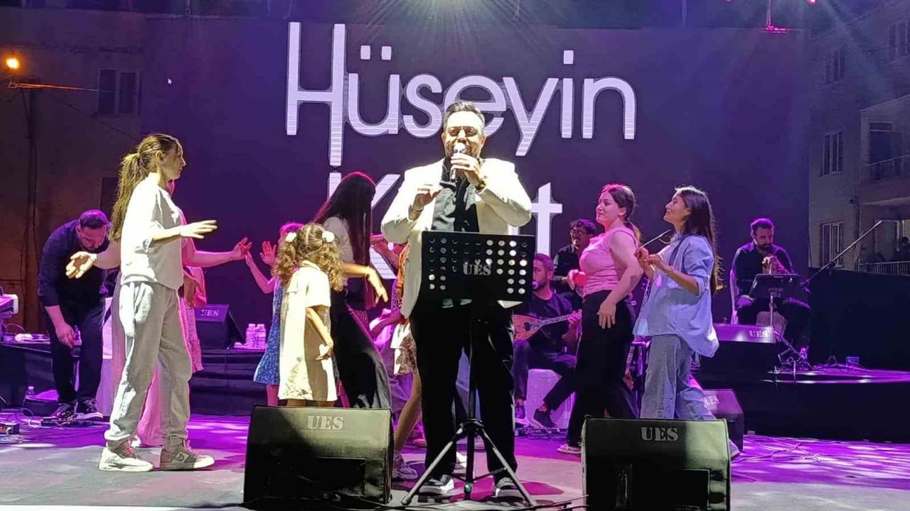 Selendi’de ritim ve coşku: Hüseyin Kağıt sahneyi salladı, Daban alkışlarla dans etti