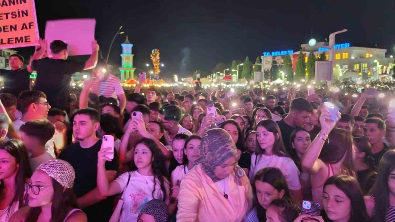 Selendi'de tütün ve cirit festivalinde Merve Özbey coşkusu