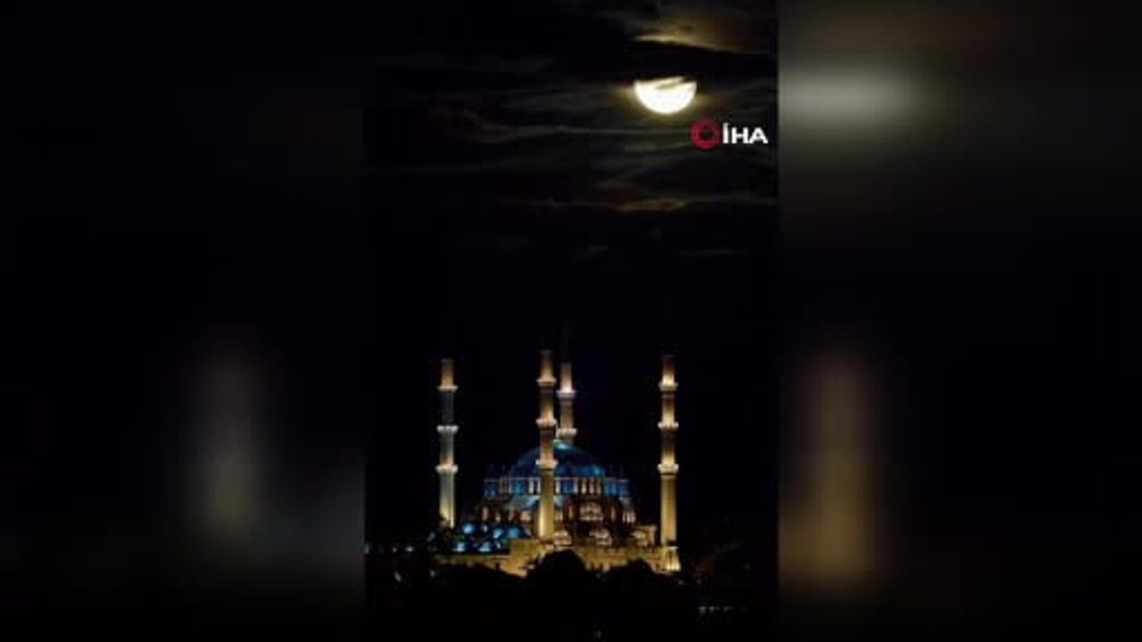 Selimiye'nin siluetinde parçalı dolunayın büyüsü