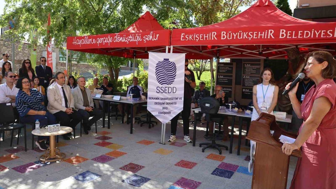 Seramik yüzeylerinde fırçanın izleri Eskişehir'de canlı üretimle buluştu