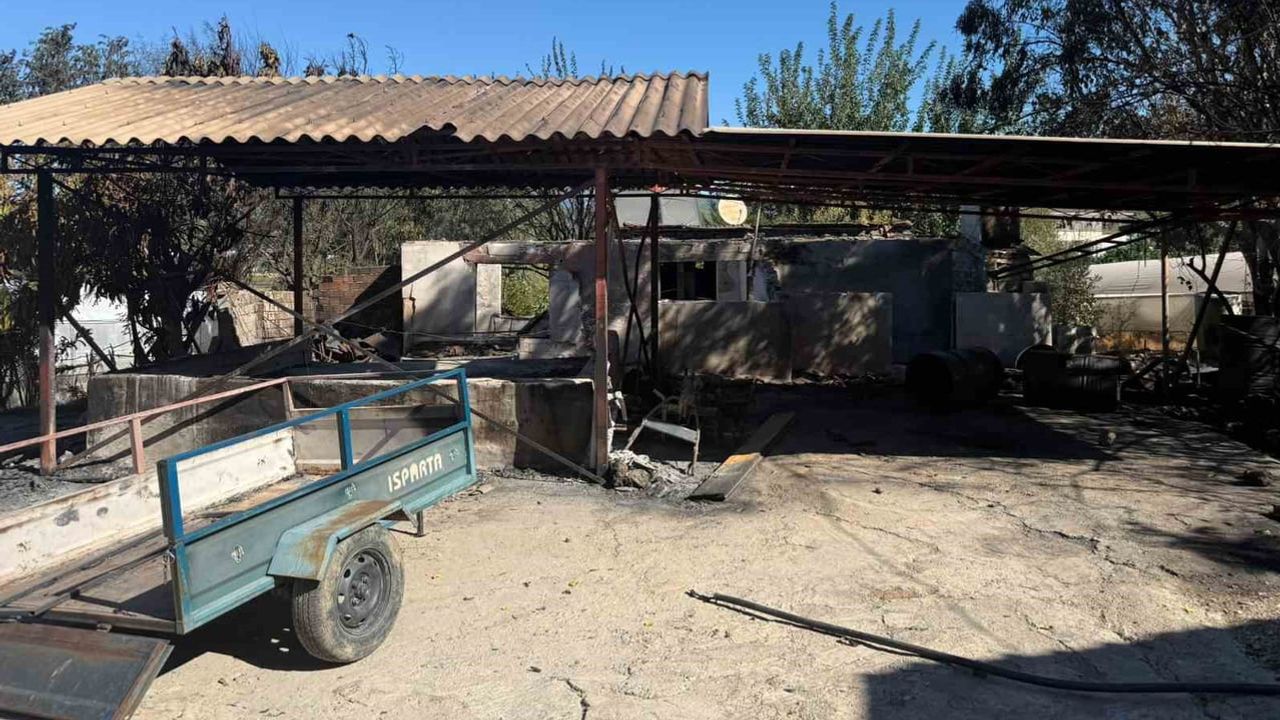 Serik'te alevlere dalıp engelli ablasını kurtardı, evleri kullanılamaz hale geldi