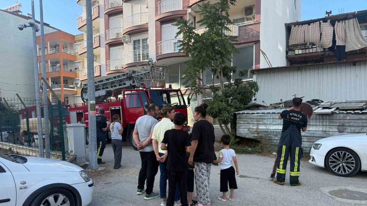 Serik'te balkon alevleri itfaiyenin müdahalesiyle söndürüldü