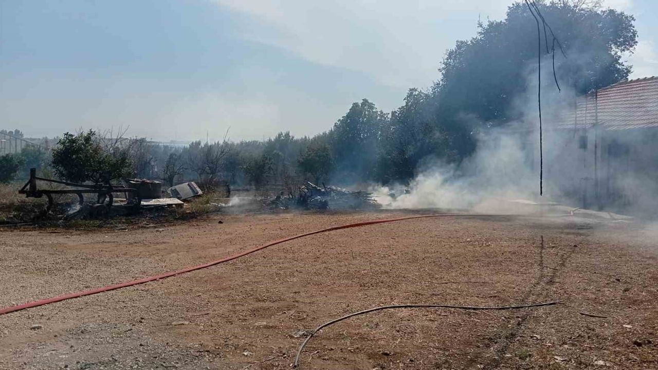 Serik'te otluk yangını seraya zarar verdi, ev metreler kala durduruldu