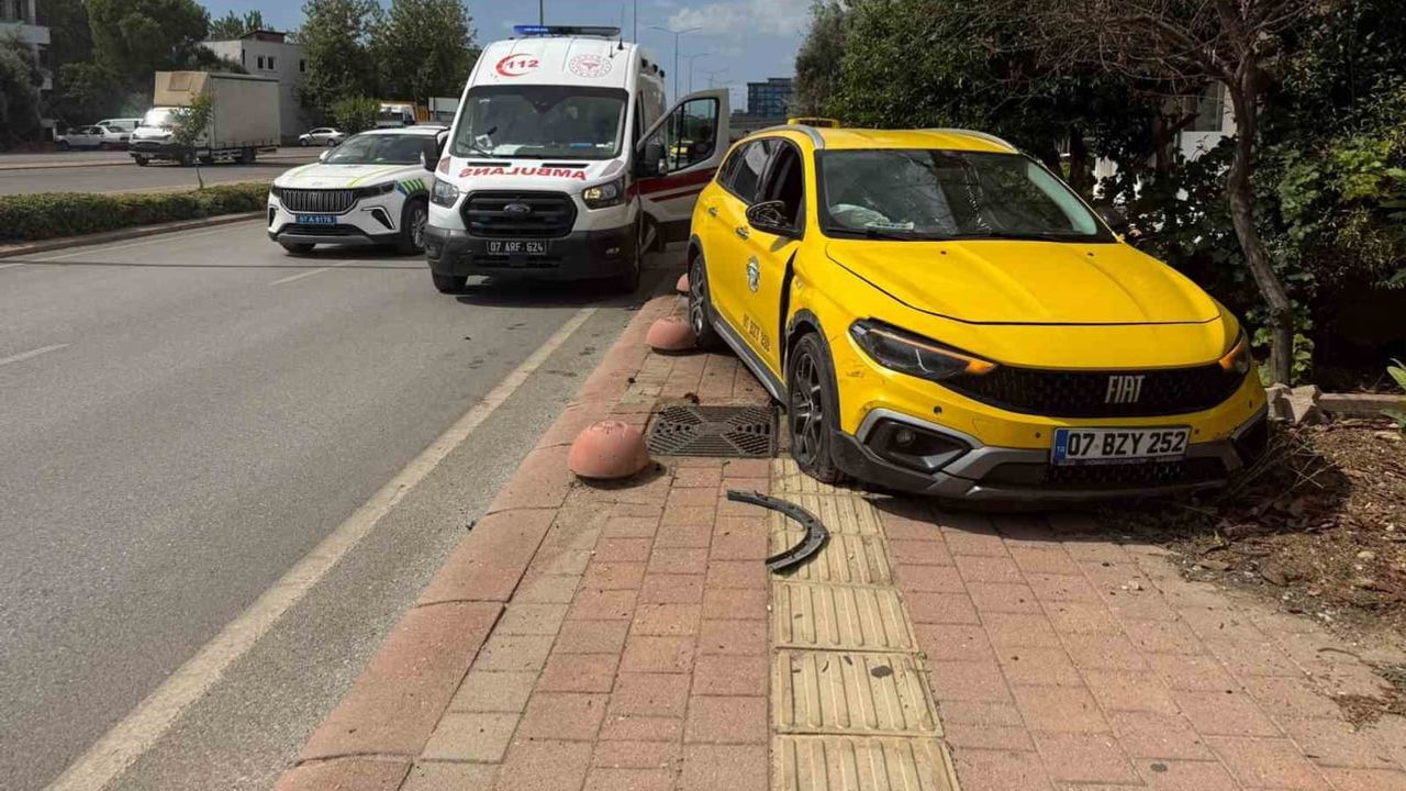 Serik'te tehlike sakince bekliyor: kavşak kazası mahalleyi harekete geçirdi