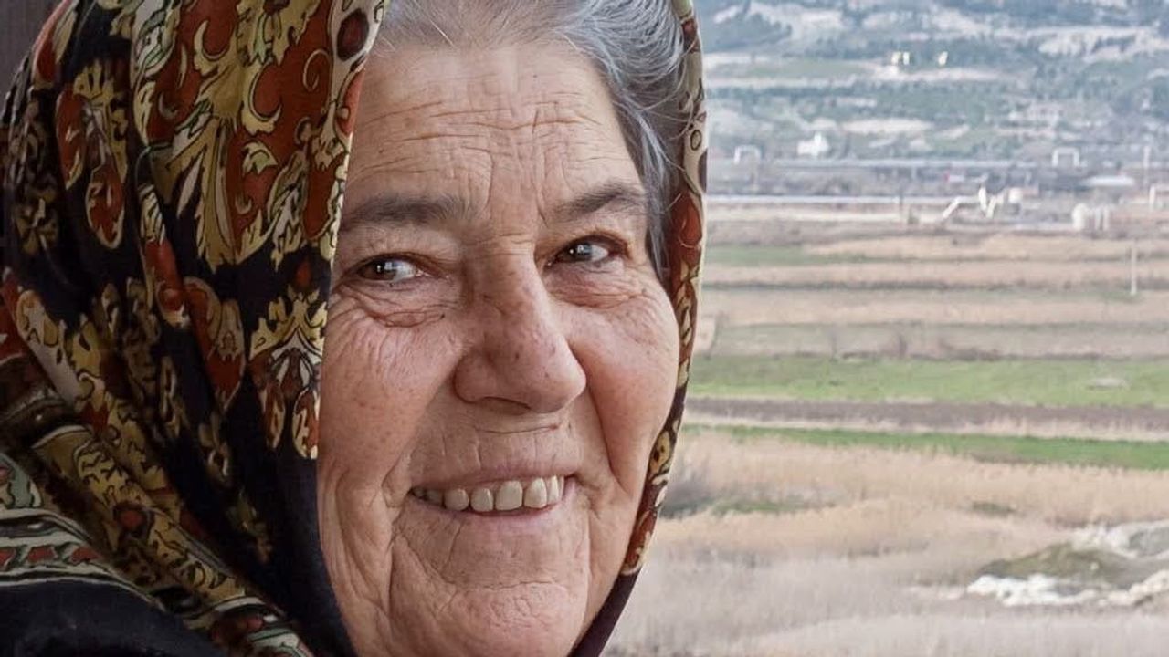 Serinhisar'da domates yüklü tırla otomobil çarpıştı: bir kişi hayatını kaybetti