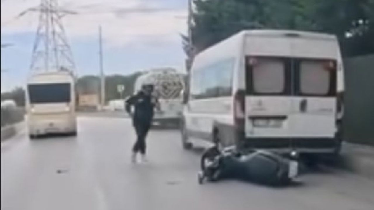 Şerit daralınca panikleyen motosikletçinin zincirleme çarpışması kamerada