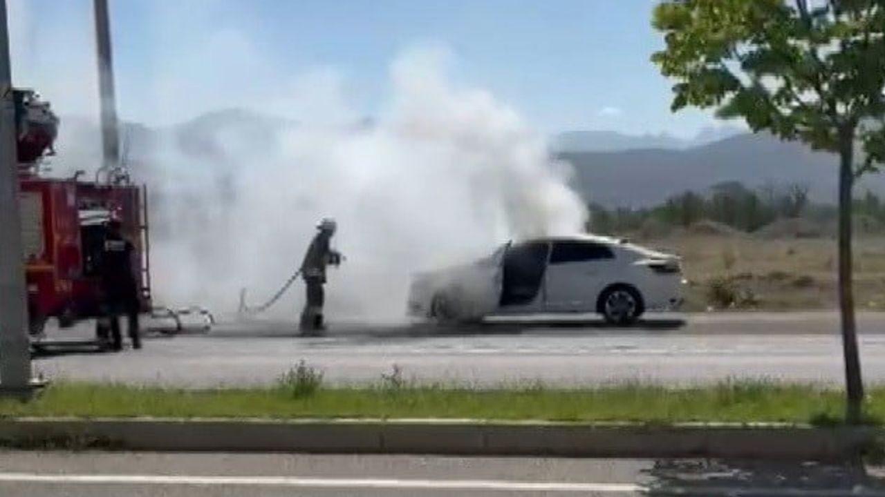 Servise giderken yolda yanan araç Erzincan'da kullanılamaz hale geldi
