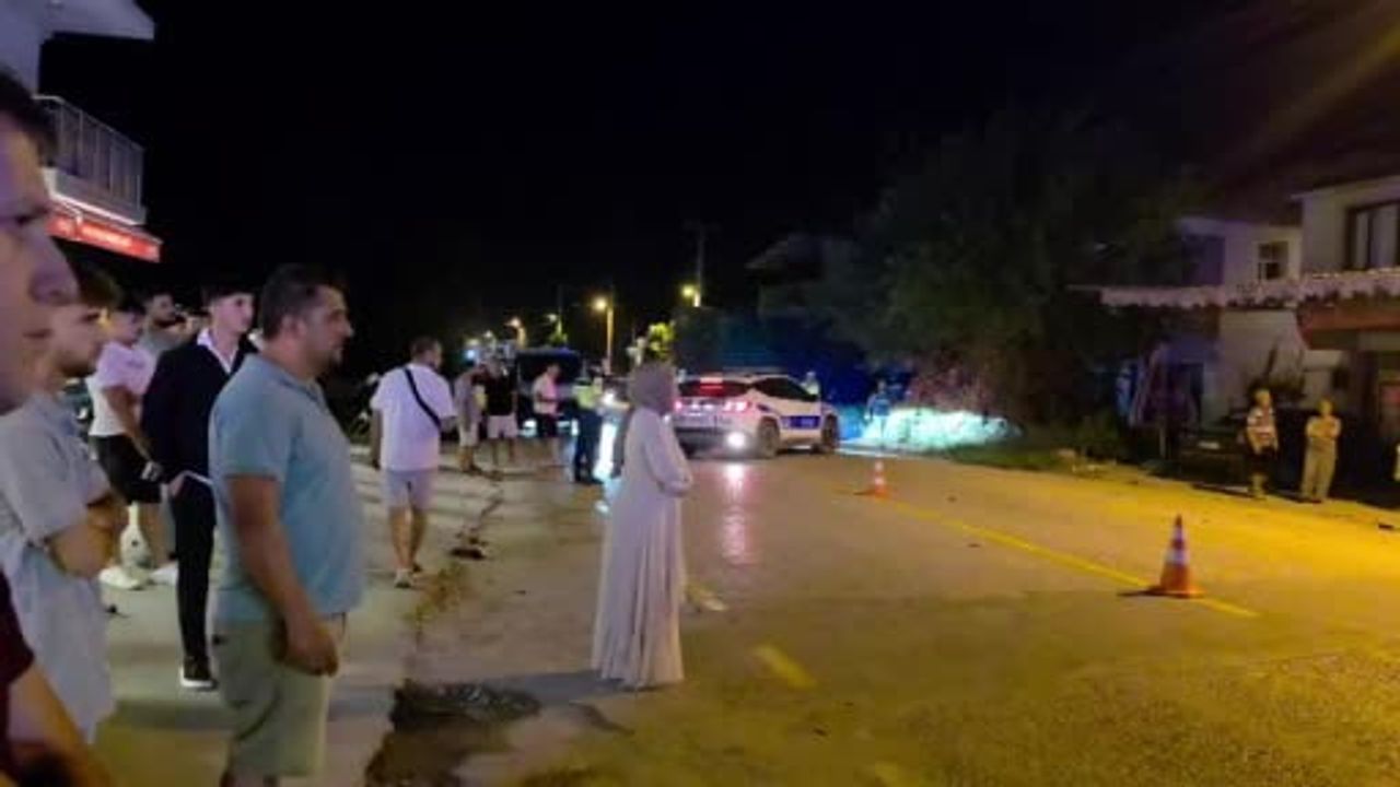 Seydikemer'de motosiklet ile otomobil çarpıştı, iki genç yaşamını yitirdi