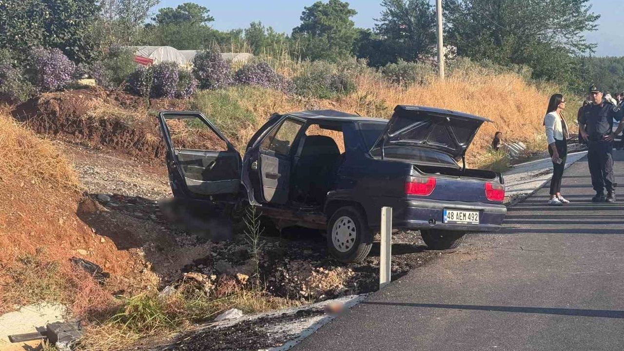Seydikemer'de yol kenarına çarpan otomobilde iki kişi öldü