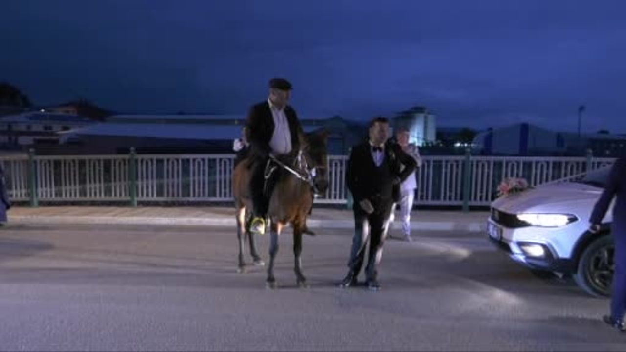 Seydiler'de muhtar atıyla gelin arabasının önünü kesti, konvoyda neşeli anlar