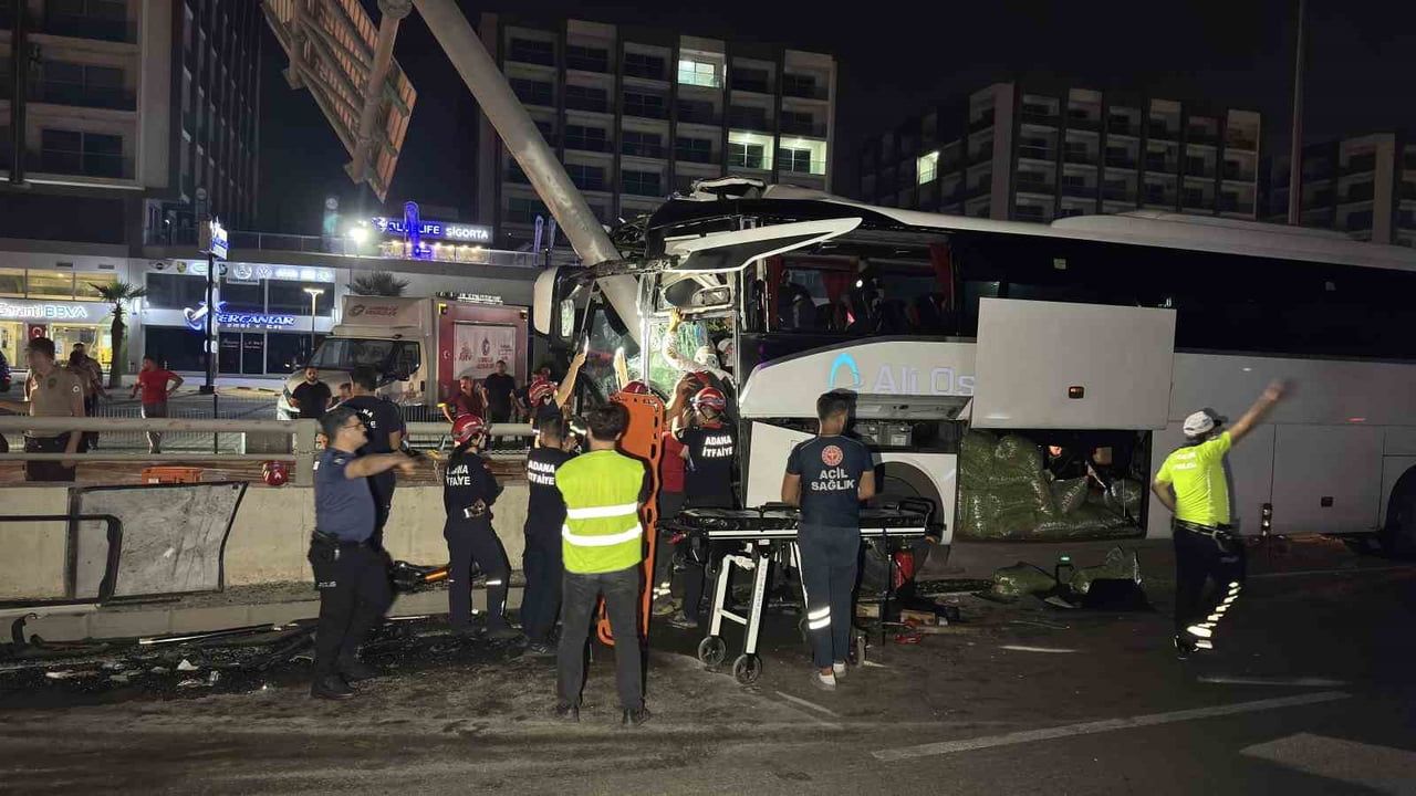Seyhan'da kontrol kaybı sonrası otobüs alt geçit duvarına çarptı: 11 yaralı