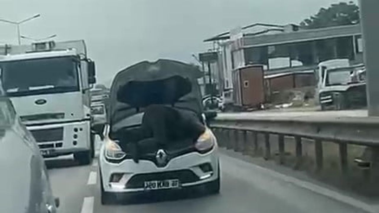 Seyir halindeki aracın kaputunu açarak müdahale eden tamirci yolda dikkat çekti
