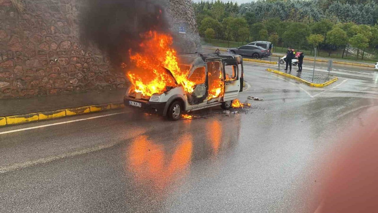 Seyir halindeki araçtan alevler yükseldi, Körfez'de araç hurdaya döndü