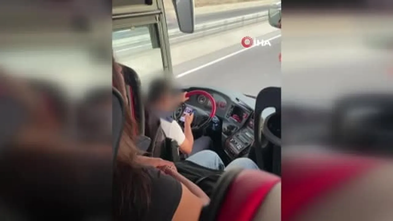 Seyir halindeyken telefondan şarkı açan otobüs şoförünün anları yolcu kamerasında
