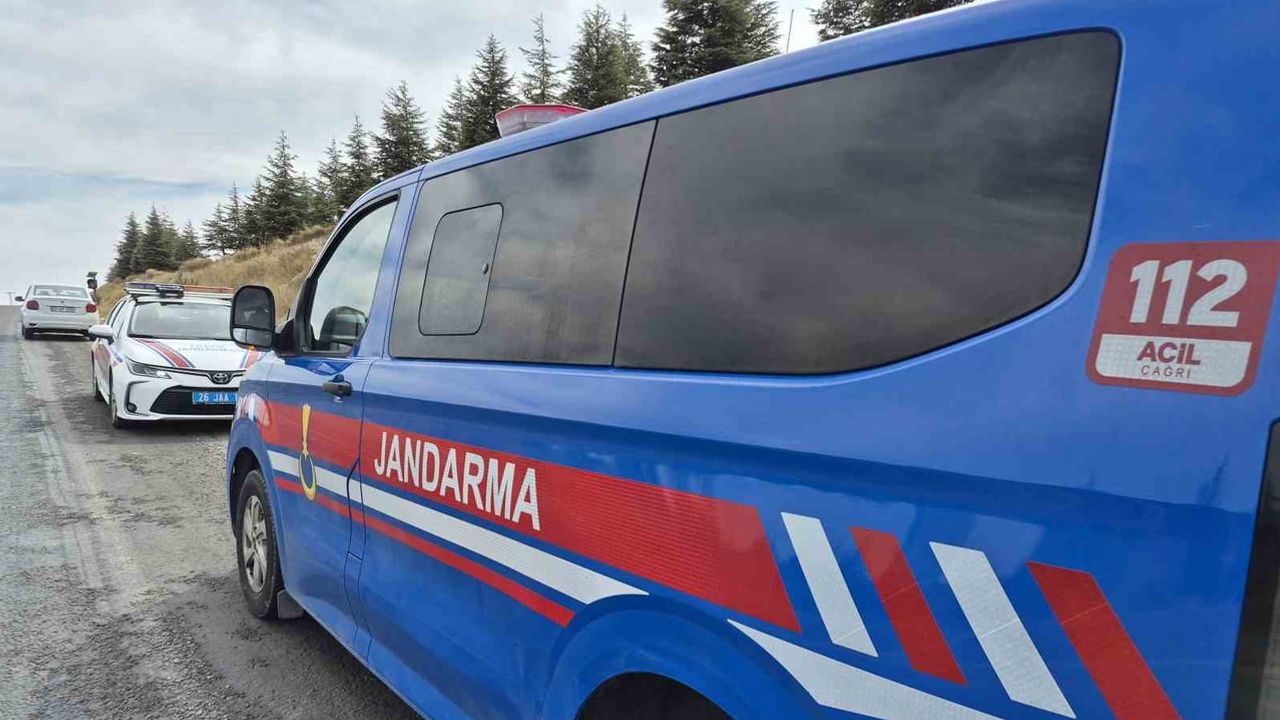 Seyitgazi yolu'nda aniden kilitlenen teker sürücüyü yere düşürdü