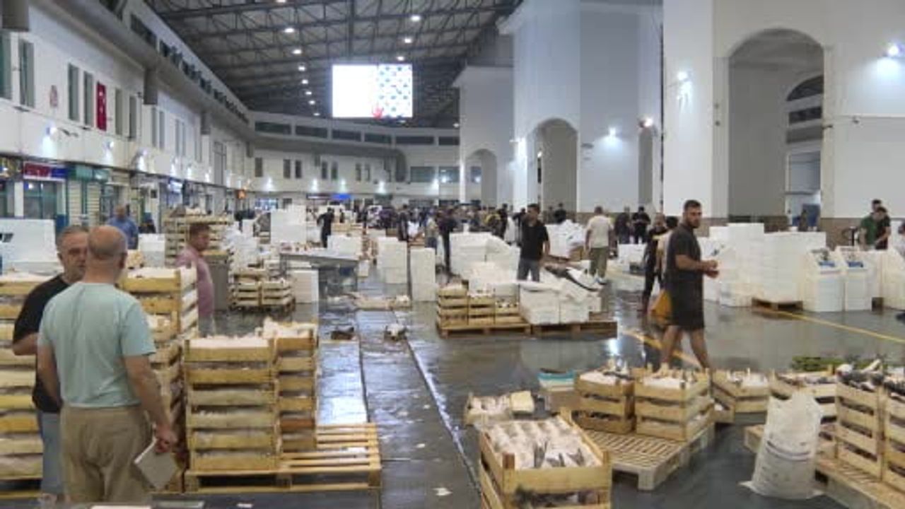 Sezonun ilk mezadında Tugay denize açılan balıkçılarla buluştu